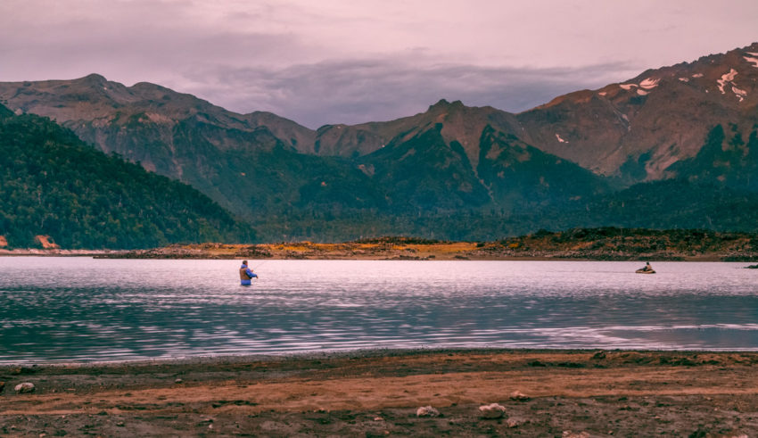 Pesca en el lago Conguillío Fotografía Rodrigo Zúñiga @focal_studio